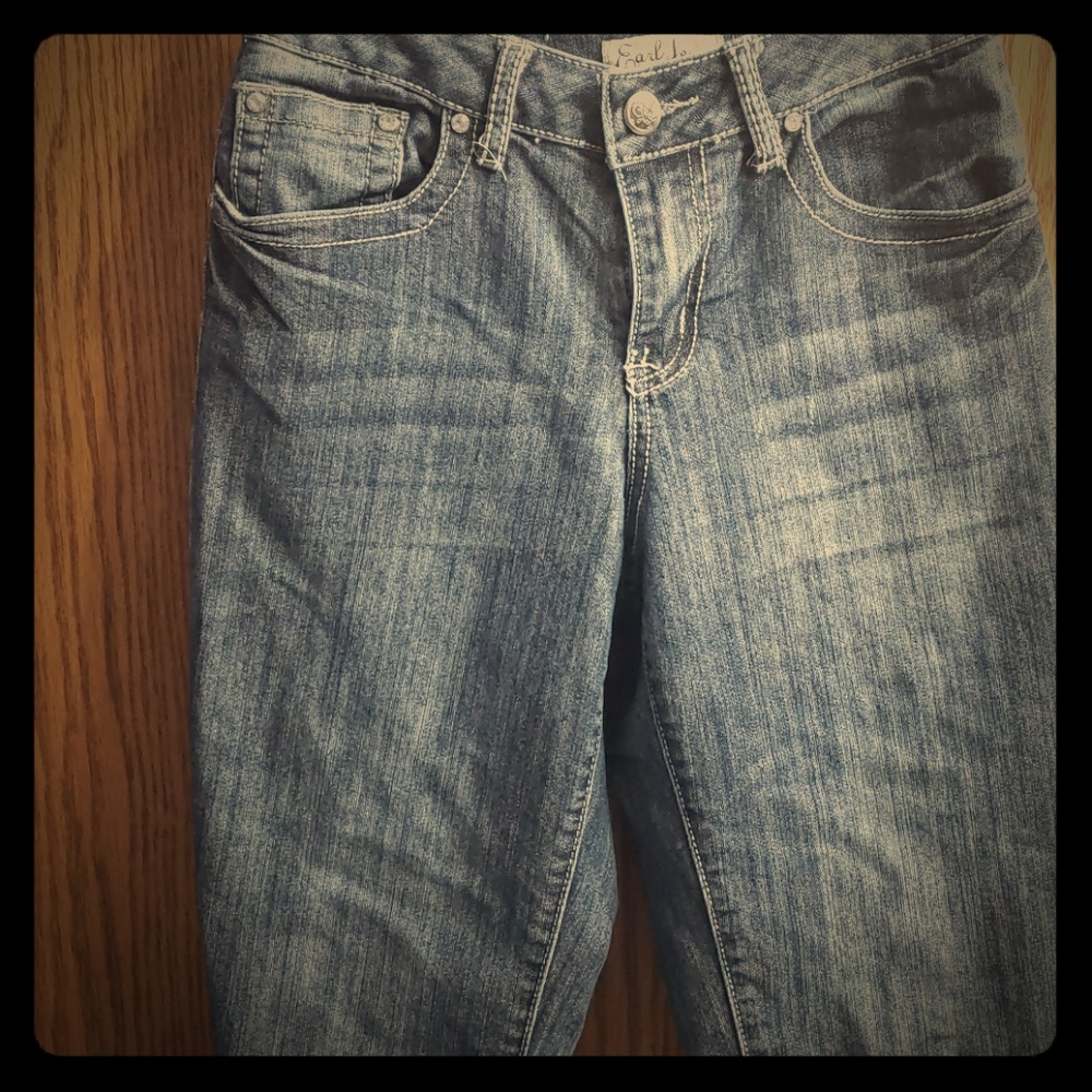 Earl Jean • Size 6 • Capris w/ rhinestones&Studs